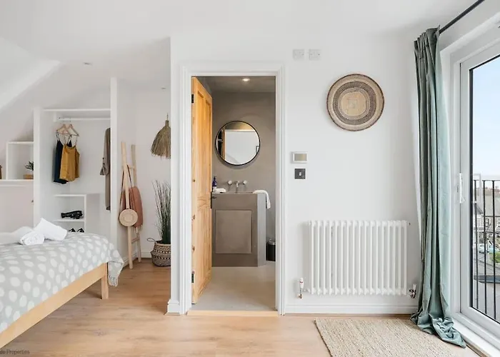 Stylish & Modern Home, Central Newquay W/Parking